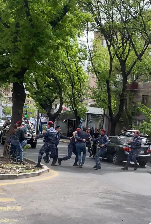 Ոստիկանությունը բերման է ենթարկում «Միացեք» իրազեկման ակցիայի շրջանակում Կոմիտասի պողոտայի երթևեկությունը փակած երիտասարդներին։ - Sputnik Արմենիա