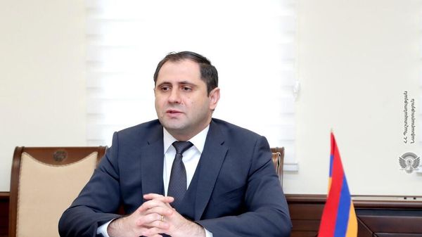 Министр обороны Сурен Папикян принял спецпредставителя генсекретаря НАТО на Кавказе и в Центральной Азии Хавьера Коломину Пириса (26 апреля 2022). Еревaн - Sputnik Армения
