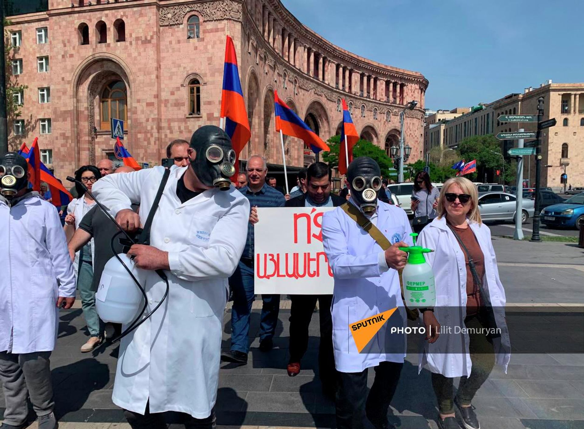 Участники акции протеста со средствами дезинфекции в противогазах на площади Республики (27 апреля 2022). Еревaн - Sputnik Արմենիա, 1920, 27.04.2022