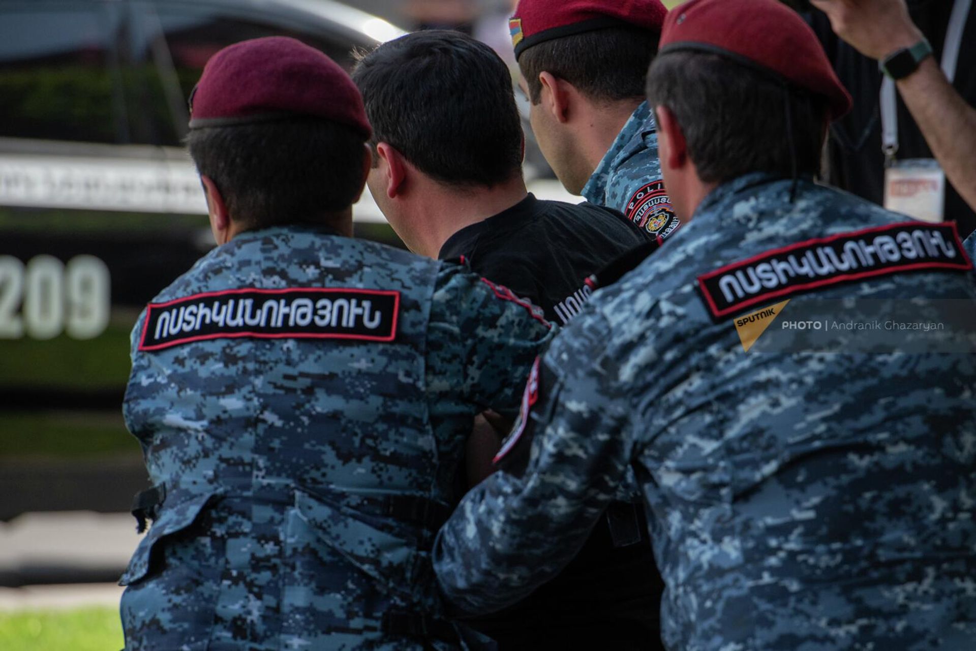 Полиция проводит арест Наири Охикяна с акции протеста на площади Республики (27 апреля 2022). Еревaн - Sputnik Армения, 1920, 27.04.2022