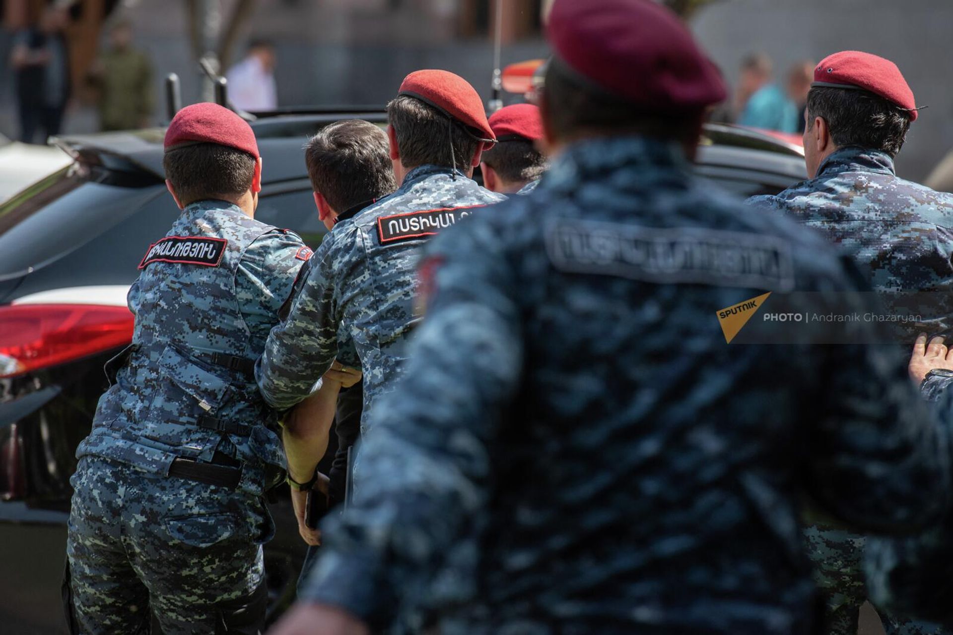 Полиция проводит арест Наири Охикяна с акции протеста на площади Республики (27 апреля 2022). Еревaн - Sputnik Արմենիա, 1920, 27.04.2022