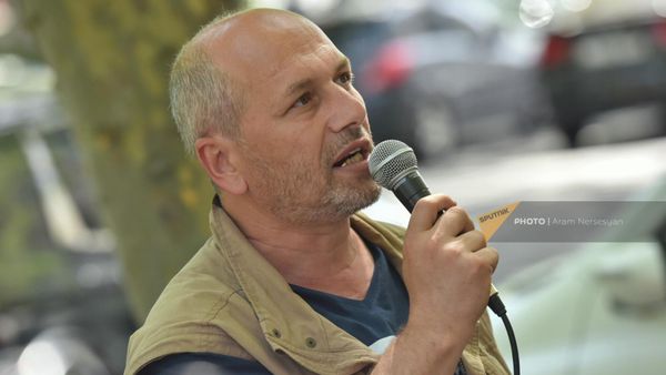 Депутат оппозиционной фракции Айастан Гегам Назарян у здания Генпрокуратуры Армении (27 апреля 2022). Еревaн - Sputnik Армения
