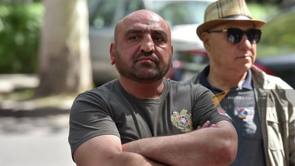 Артур Айвазян наблюдает за родственниками погибших военнослужащих у здания Генпрокуратуры Армении (27 апреля 2022). Еревaн - Sputnik Армения