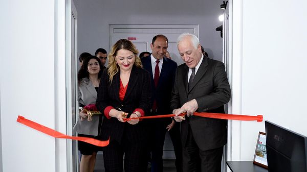 Президент Ваагн Хачатурян присутствовал на церемонии открытия трех новых аудиторий Гюмрийского филиала государственного экономического университета Армении (27 апреля 2022)․ Гюмри - Sputnik Армения
