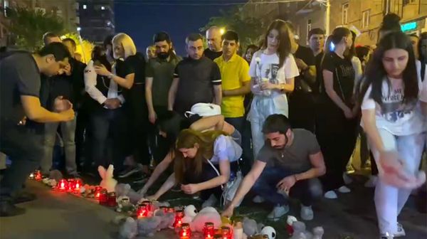 Ցուցարարները ծաղիկներ ու մոմեր են դրել վրարեթի ենթարկված կնոջ հիշատակին - Sputnik Արմենիա