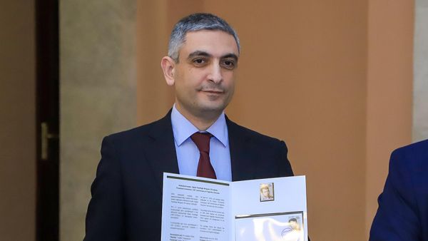 ՀՀ ԲՏԱ նախարարի պարտականությունները կատարող Դավիթ Սահակյանը Եղիշե Չարենցի 125-ամյակին նվիրված նամականիշի մարման արարողության ժամանակ (4 ապրիլի, 2022թ). Երևան - Sputnik Արմենիա