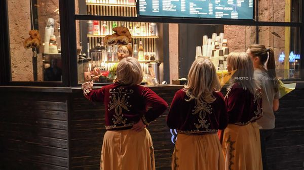 Девушки в национальных костюмах стоят рядом с точкой по продаже кофе в Ереване - Sputnik Армения