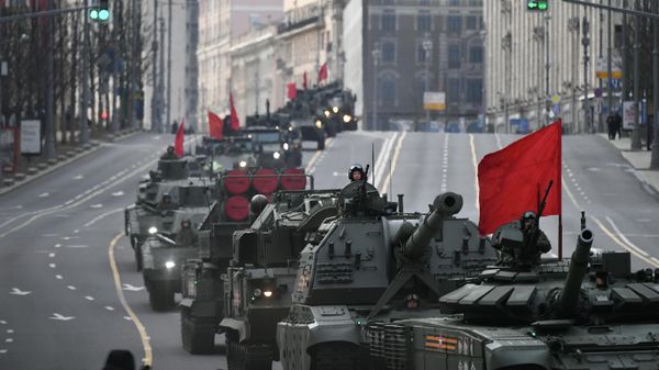 Колонна военной техники движется по Тверской улице к месту проведения ночной репетиции военного парада к 77-й годовщине Победы в ВОВ (28 апреля 2022). Москва - Sputnik Армения