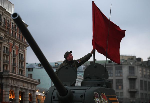 Перед репетицией в Москве участники парада тренировались в подмосковном Алабино, где на специальной площадке обустроен макет Красной площади. - Sputnik Армения