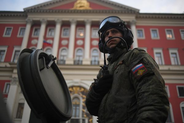 Военнослужащий в колонне военной техники - Sputnik Армения