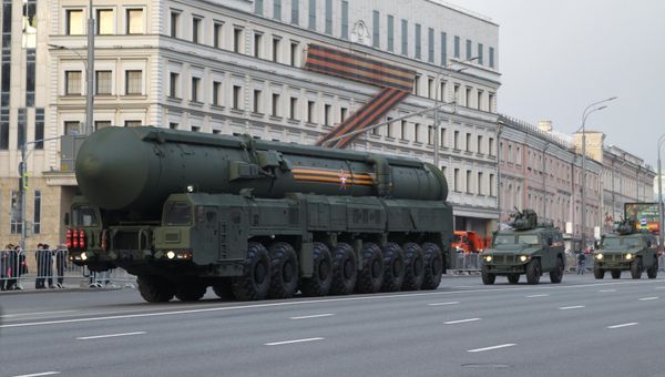 Автономная пусковая установка (АПУ) "Ярс"в колонне военной техники  - Sputnik Армения