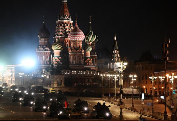 Еще одна ночная тренировка пройдет 4 мая. Генеральная репетиция парада в Москве состоится 7 мая в 10 часов утра. - Sputnik Армения