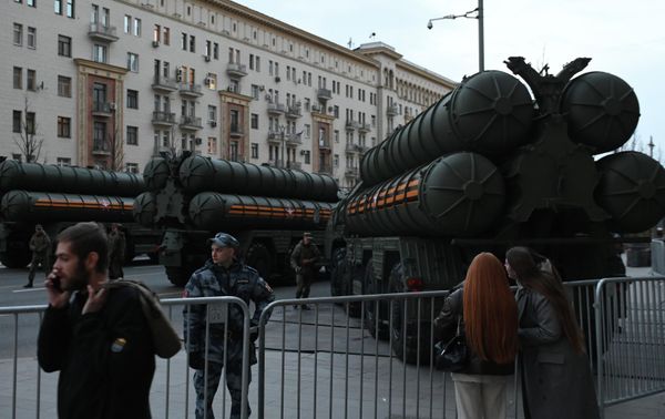 Пусковые установки зенитного ракетного комплекса С-400 "Триумф" на Тверской  - Sputnik Армения