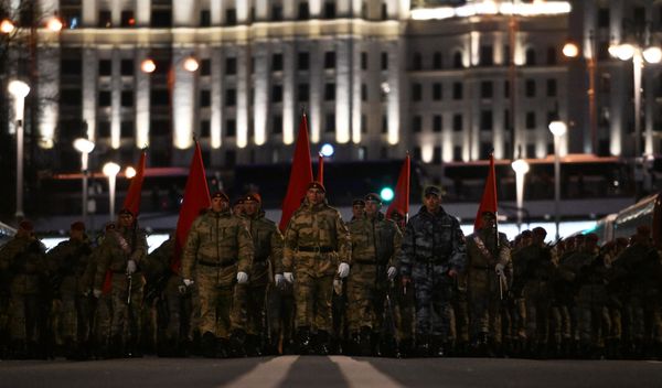 Военнослужащие на Котельнической набережной - Sputnik Армения