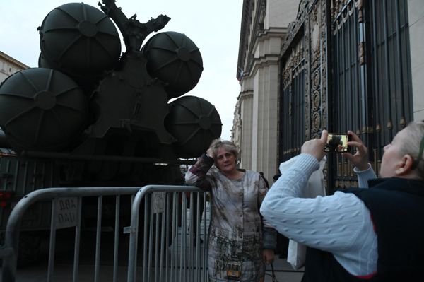 Люди фотографируются у пусковой установки зенитного ракетного комплекса С-400 "Триумф".Проход военной техники  традиционно собирает много зрителей. - Sputnik Армения