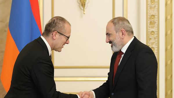 Премьер-министр Никол Пашинян принял директора Европейского регионального офиса Всемирной Организации Здравоохранения Ханса Клюге (29 апреля 2022). Ереван - Sputnik Армения
