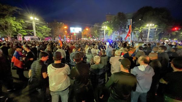 Артур Ванецян обращается с речью к участникам шествия на площади Франции (29 апреля 2022). Еревaн - Sputnik Армения