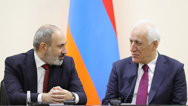 Премьер-министр Никол Пашинян представил аппарату Министерства высокотехнологической промышленности новоназначенного министра Роберта Хачатряна (29 апреля 2022). Еревaн - Sputnik Армения