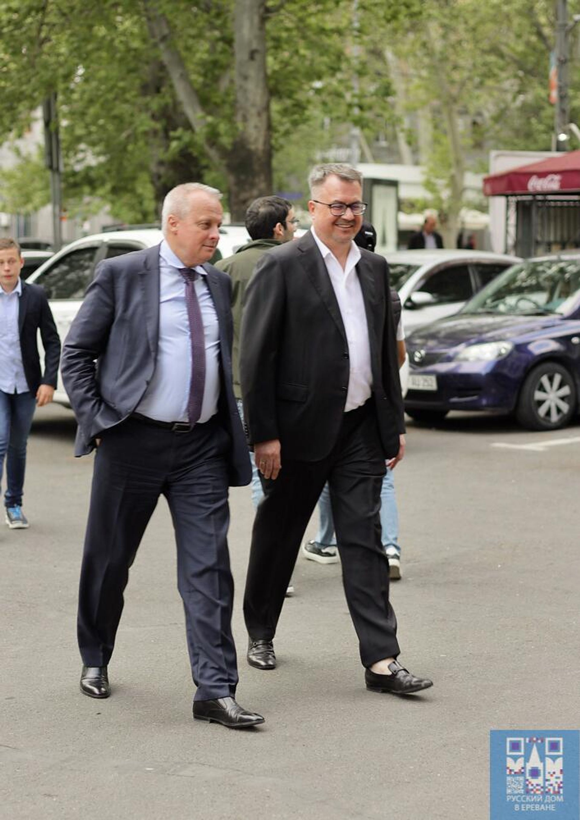 Чрезвычайный и Полномочный Посол России Сергей Копыркин и руководитель Русского дома Вадим Фефилов перед концертом (29 апреля 2022). Еревaн - Sputnik Արմենիա, 1920, 30.04.2022