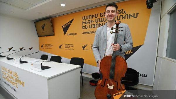 Виолончелист Нарек Ахназарян демонстрирует свою новую виолончель, созданную для него мастером Габриэлем Джебраном Якубом (30 апреля 2022). Еревaн - Sputnik Армения