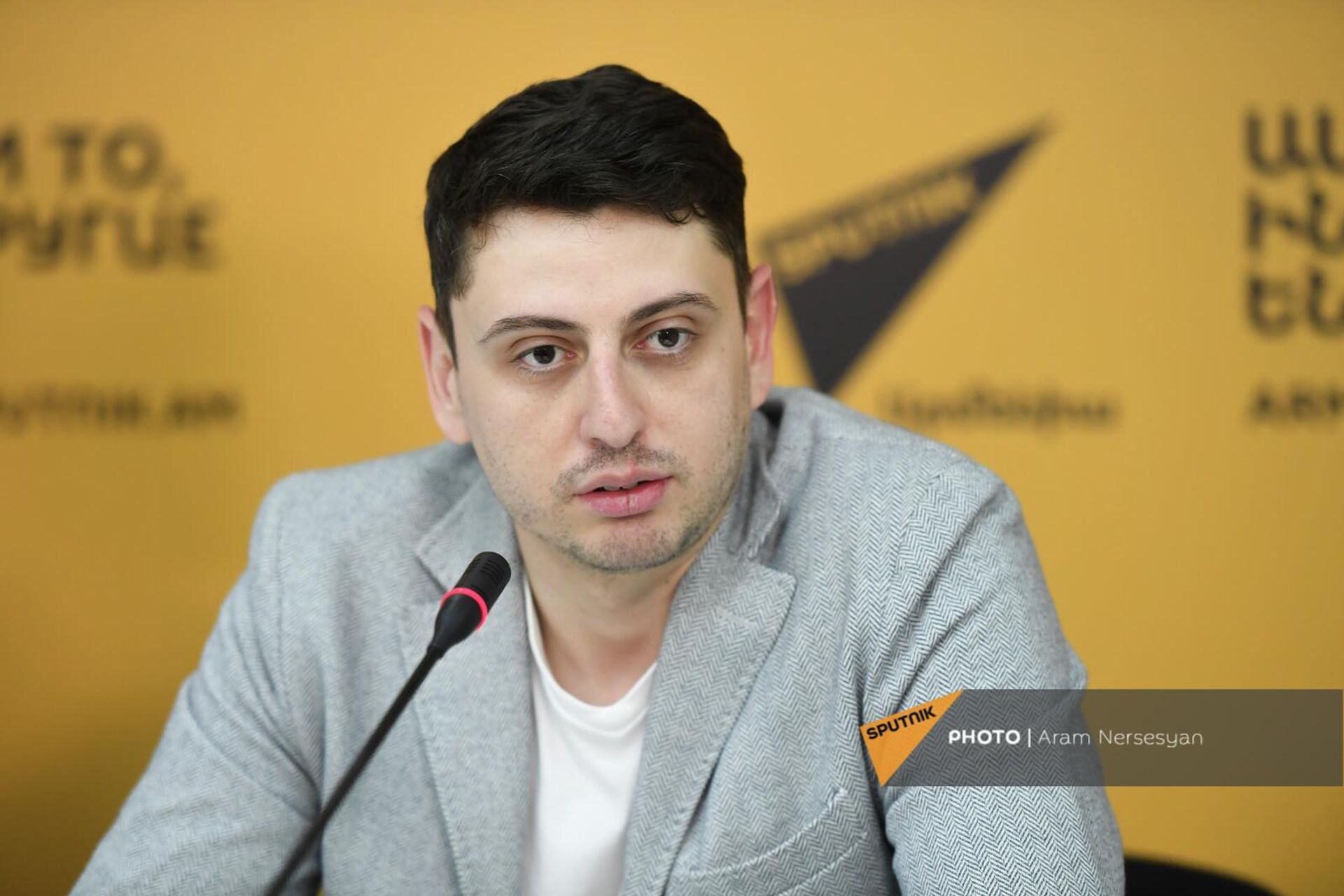 Заслуженный артист РА, победитель международного конкурса им. Чайковского, виолончелист Нарек Ахназарян на пресс-конференции (30 апреля 2022). Еревaн - Sputnik Արմենիա, 1920, 30.04.2022