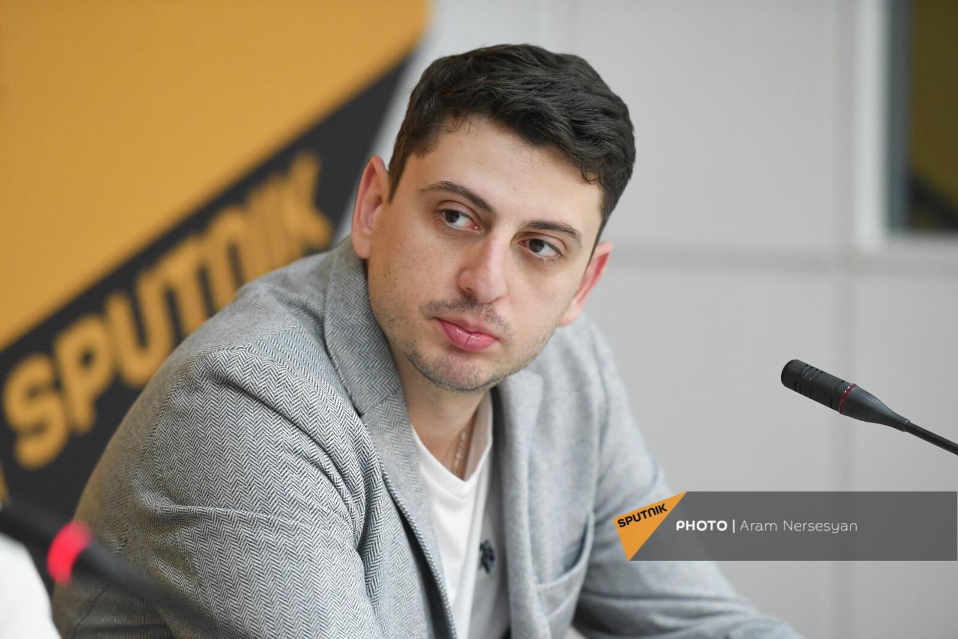 Заслуженный артист РА, победитель международного конкурса им. Чайковского, виолончелист Нарек Ахназарян на пресс-конференции (30 апреля 2022). Еревaн Заслуженный артист РА, победитель международного конкурса им. Чайковского, виолончелист Нарек Ахназарян на пресс-конференции (30 апреля 2022). Еревaн - Sputnik Армения, 1920, 30.04.2022