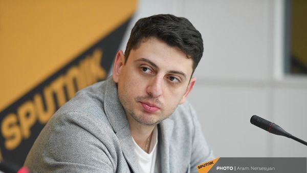Заслуженный артист РА, победитель международного конкурса им. Чайковского, виолончелист Нарек Ахназарян на пресс-конференции (30 апреля 2022). Еревaн - Sputnik Армения