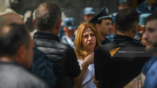 Акция протеста родственников погибших в 44-дневной войне у здания генпрокуратуры (30 апреля 2022). Еревaн - Sputnik Армения