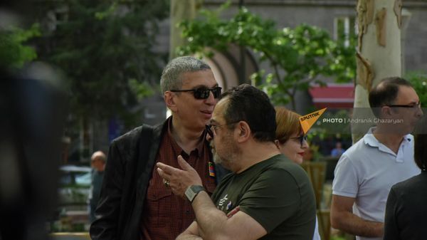 Кинопродюсер Армен Григорян и актер Грант Тохатян на общественном обсуждении в сквере Мартироса Сарьяна во время акции Армана Татояна (30 апреля 2022). Еревaн - Sputnik Армения