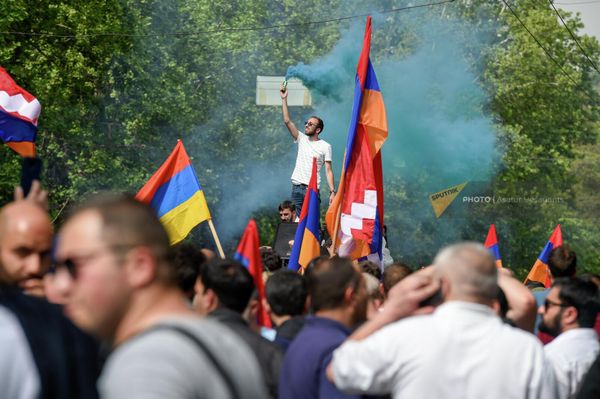 Сторонники оппозиции с флагами Армении и Арцаха - Sputnik Армения