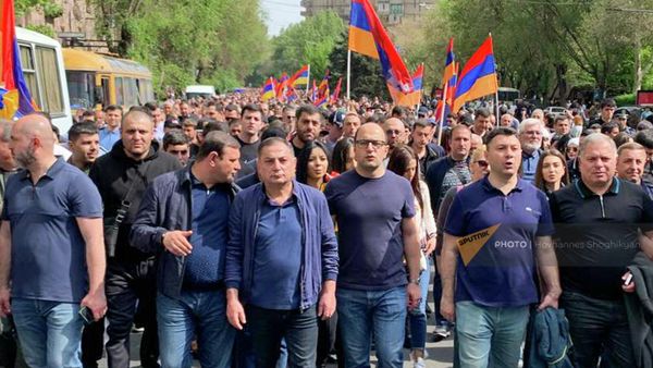 ՀՀԿ-ականների՝ Սայաթ-Նովա-Աբովյան խաչմերուկից մեկնարկած երթը հասավ Ֆրանսիայի հրապարակ։ - Sputnik Արմենիա