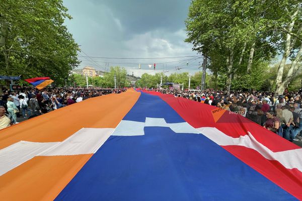 Ֆրանսիական հրապարակում հանրահավաքի մասնակիցները (1 մայիսի 2022), Երևան - Sputnik Արմենիա
