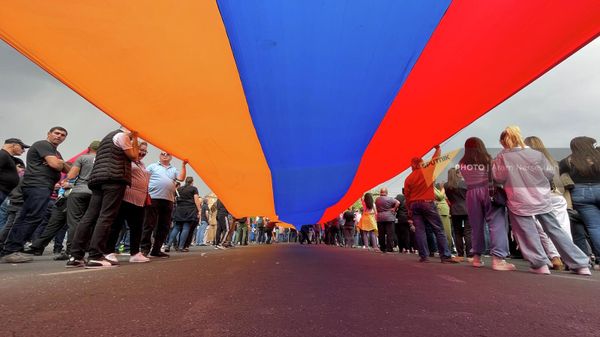 Участники оппозиционного митинга на площади Франции (1 мая 2022). Еревaн - Sputnik Армения