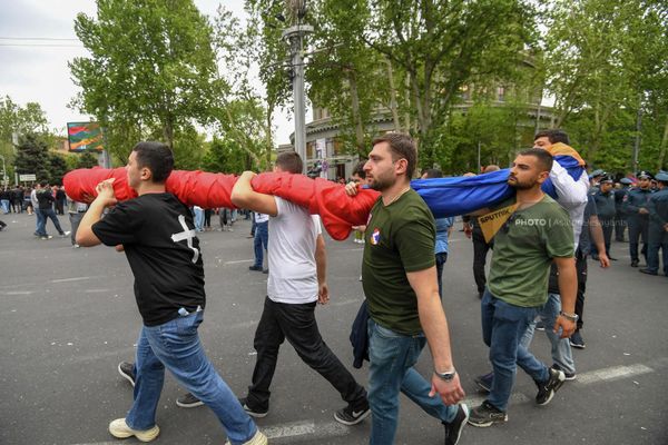 Под занавес митинга активисты уносят огромный флаг с площади - Sputnik Армения