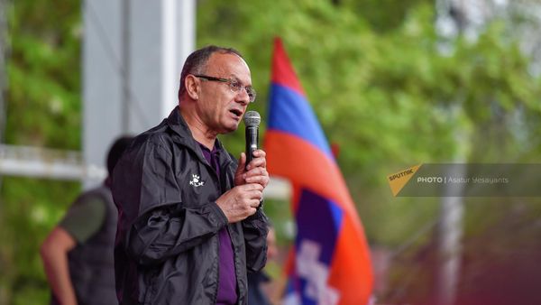 Выступление депутата от фракции Айастан Сейрана Оганяна на оппозиционном митинге на площади Франции (1 мая 2022). Еревaн - Sputnik Армения
