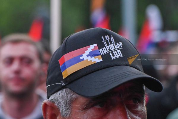 Кепка с надписью "Проснись, Лао" - название песни, ставшей гимном оппозиции  - Sputnik Армения