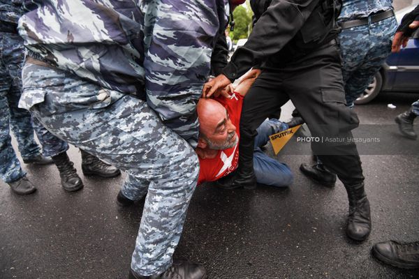 Митингующим на асфальте заламывали руки - Sputnik Армения