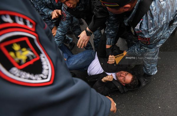 Задержание некоторых участников оппозиционного митинга во время второго дня акции неповиновения - Sputnik Армения