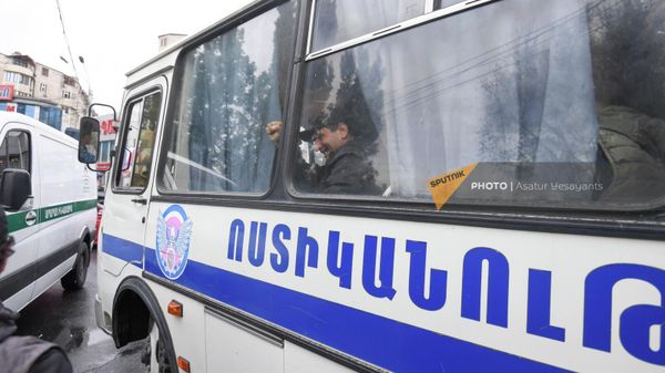 Полицейские автобусы для задержанных участников оппозиционного митинга во время второго дня акции неповиновения (2 мая 2022). Еревaн - Sputnik Армения