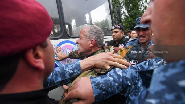 Задержание участников оппозиционного митинга во время второго дня акции неповиновения (2 мая 2022). Еревaн - Sputnik Армения