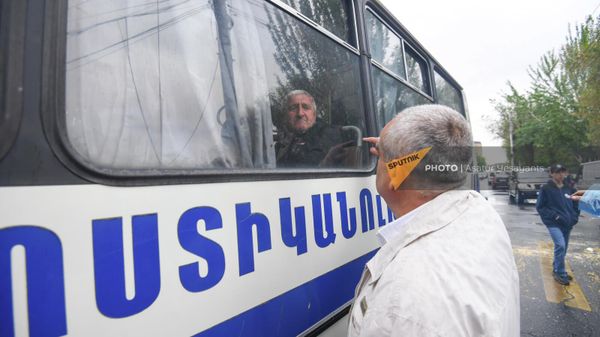 Задержание некоторых участников оппозиционного митинга во время второго дня акции неповиновения (2 мая 2022). Еревaн - Sputnik Армения