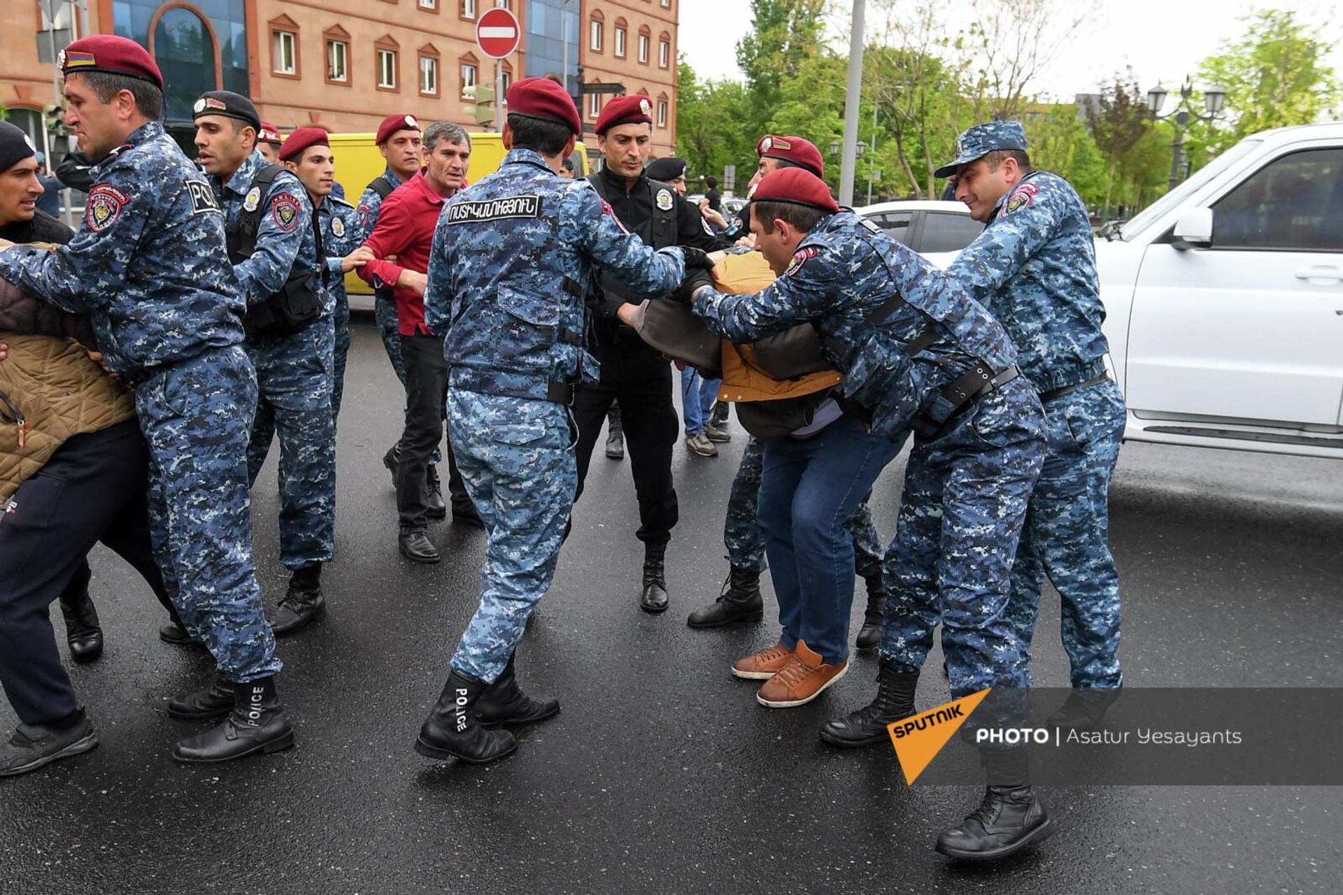 Сотрудники полиции задерживают блогера Мику Бадаляна с акции неповиновения на площади Шаумяна (2 мая 2022). Еревaн Сотрудники полиции задерживают блогера Мику Бадаляна с акции неповиновения на площади Шаумяна (2 мая 2022). Еревaн - Sputnik Армения, 1920, 02.05.2022