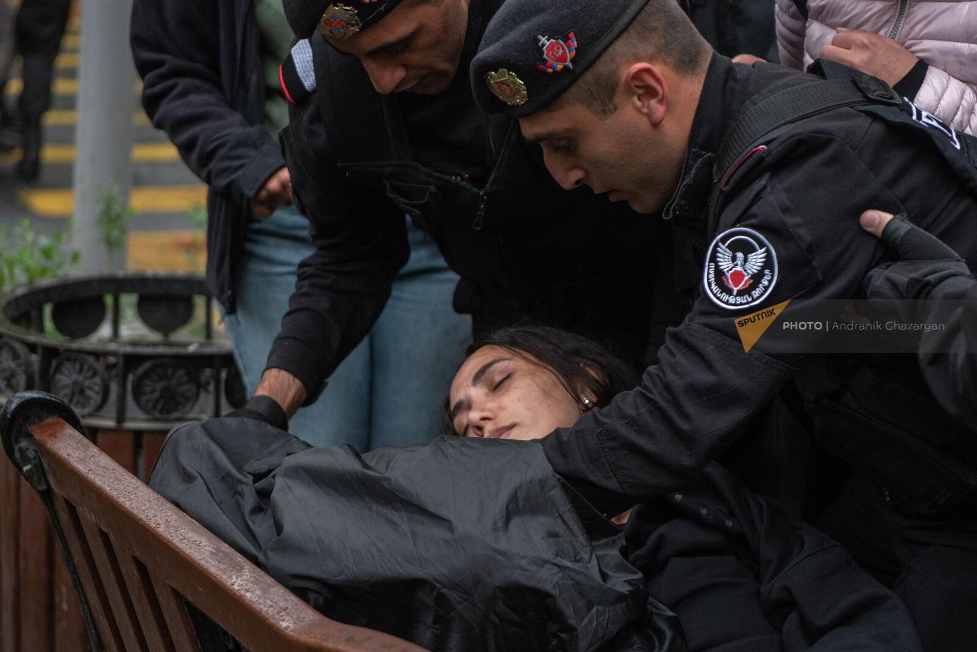 Журналистка Лиа Саркисян потеряла сознание во время давки между участниками акции и полицейскими на улице Абовяна во время второго дня акции неповиновения (2 мая 2022). Еревaн Журналистка Лиа Саркисян потеряла сознание во время давки между участниками акции и полицейскими на улице Абовяна во время второго дня акции неповиновения (2 мая 2022). Еревaн - Sputnik Армения, 1920, 02.05.2022