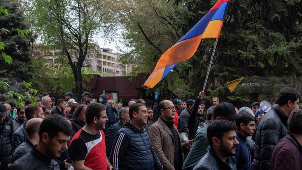 Депутат от фракции Айастан Айк Мамиджанян на акции неповиновения на улице Абовяна (2 мая 2022). Еревaн - Sputnik Армения