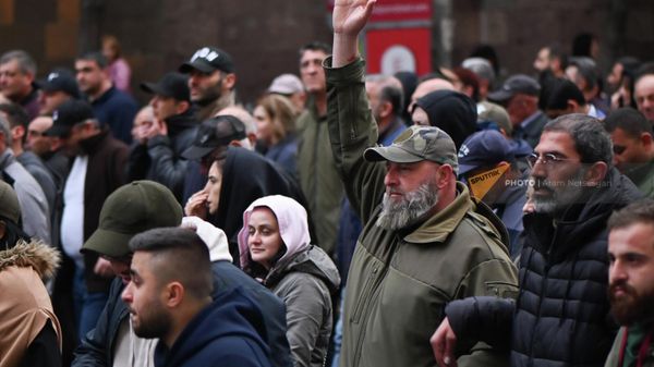Шествие оппозиции после митинга на площади Франции (2 мая 2022). Еревaн - Sputnik Армения