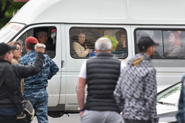 Полиция задерживает активистов, перекрывших переулок Маршала Баграмяна - Прошьяна (3 мая 2022). Еревaн - Sputnik Армения