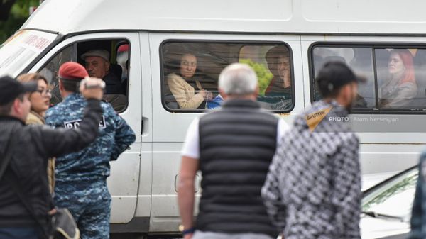 Полиция задерживает активистов, перекрывших перекресток Маршала Баграмяна - Прошяна (3 мая 2022). Еревaн - Sputnik Армения