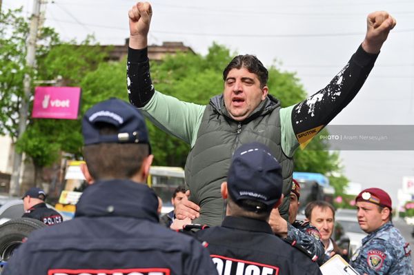 Полиция задерживает активистов, перекрывших переулок Маршала Баграмяна - Прошьяна (3 мая 2022). Еревaн - Sputnik Армения