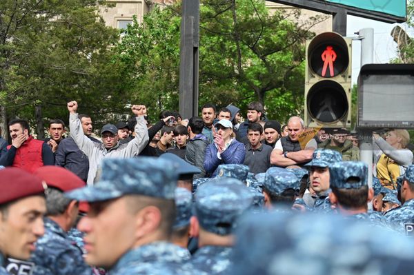 Полиция задерживает активистов, перекрывших переулок Маршала Баграмяна - Прошьяна (3 мая 2022). Еревaн - Sputnik Армения