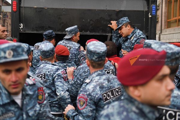 Полиция задерживает активистов, перекрывших переулок Маршала Баграмяна - Прошьяна (3 мая 2022). Еревaн - Sputnik Армения
